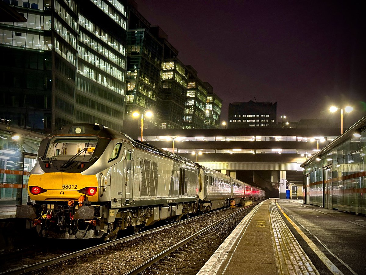 SnrConductorJim's tweet image. Good morning from Snow Hill! Platform 3 duties for me today, starting the day with a (not-so) healthy Maccies breakfast, and a bit of Chase &amp;amp; Status to wake me up 😂

#DispatchersOfTwitter #DispatchersOfX #RailwayFamily #RailwayLife #Railway #Trains
