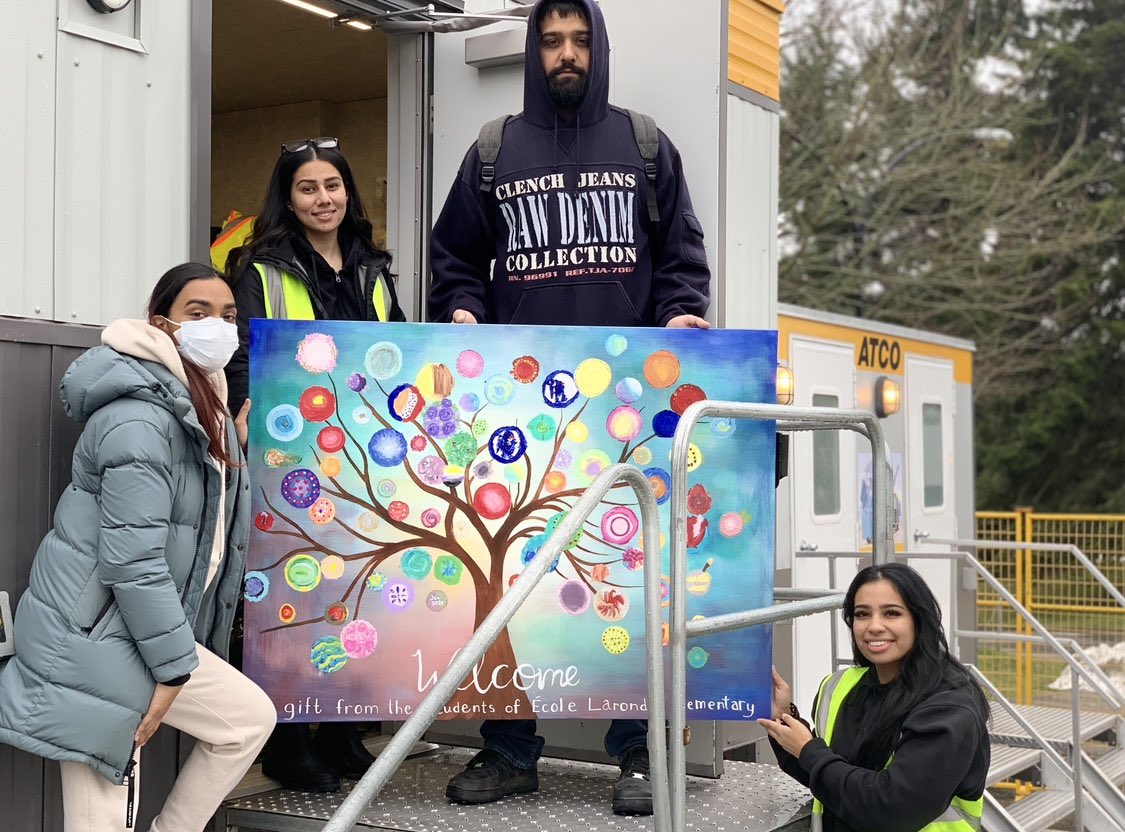 EngagedCommuni2's tweet photo. Grade 6 students from École Laronde @Surrey_Schools brought their curiosity, kindness, and generous spirits to learn about public health &amp; compassion along with a beautiful gift to brighten the day for those at the shelter. 

#CompassionInAction #Grade6Kindness #EmpathyEducation https://t.co/O0EI3iBJ8h