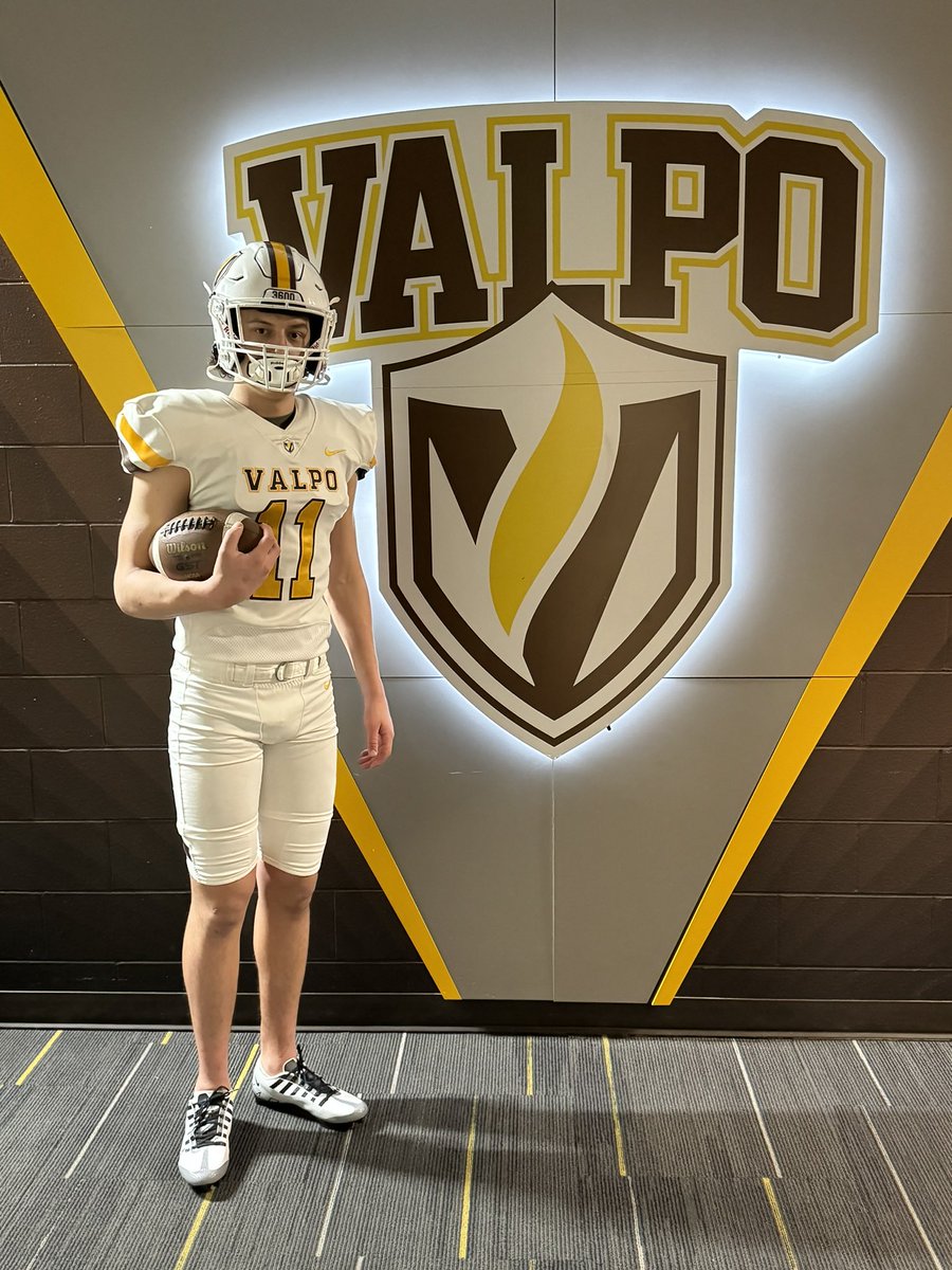 After a great visit I’m happy to receive an offer from Valpo University.@valpoufootball @Coach_Symmes @ThrowItDeep @BrauchtKevin @EDGYTIM
