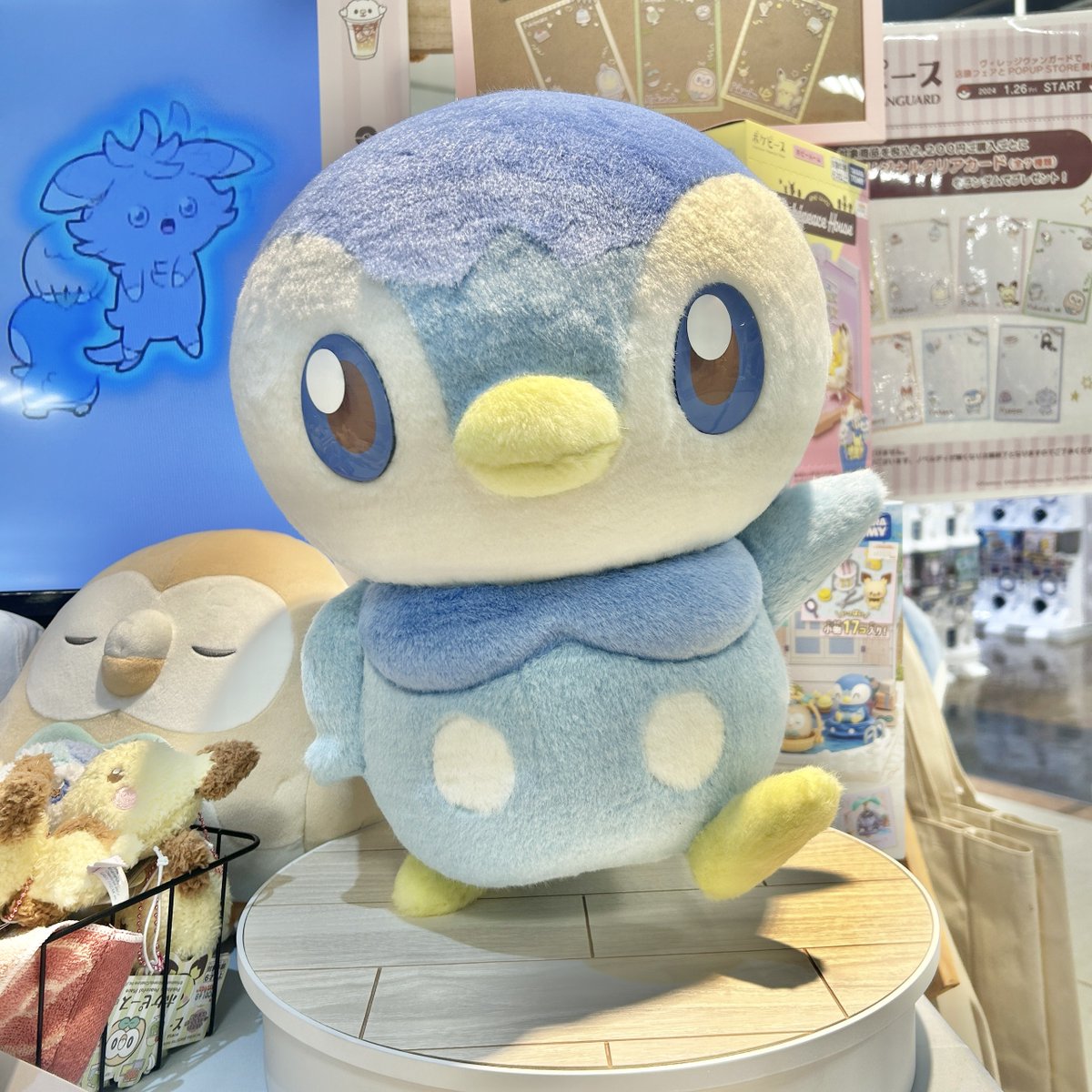 vv__official's tweet photo. 1月26日（金）本日からポケピースのなかまたちがヴィレッジヴァンガードに登場！

200店舗での店頭フェアに加え、東京と大阪ではポップアップストアを開催✨

2,200円(税込)ご購入のお客様には、ポケピースのなかまたちが描かれたノベルティ「オリジナルクリアカード」をプレゼント🎁💕

���らに、ポップアップストアの東京にはポッチャマ、大阪にはピカチュウがみんなを待ってるよ✨

■東京都
池袋サンシャインシティアルタ　1月26日(金)～2月12日(月)

■大阪府
NAMBAなんなん 1月26日(金)～2月12日(月)

詳細はHPにて！
https://t.co/Zyh9oPaVzn