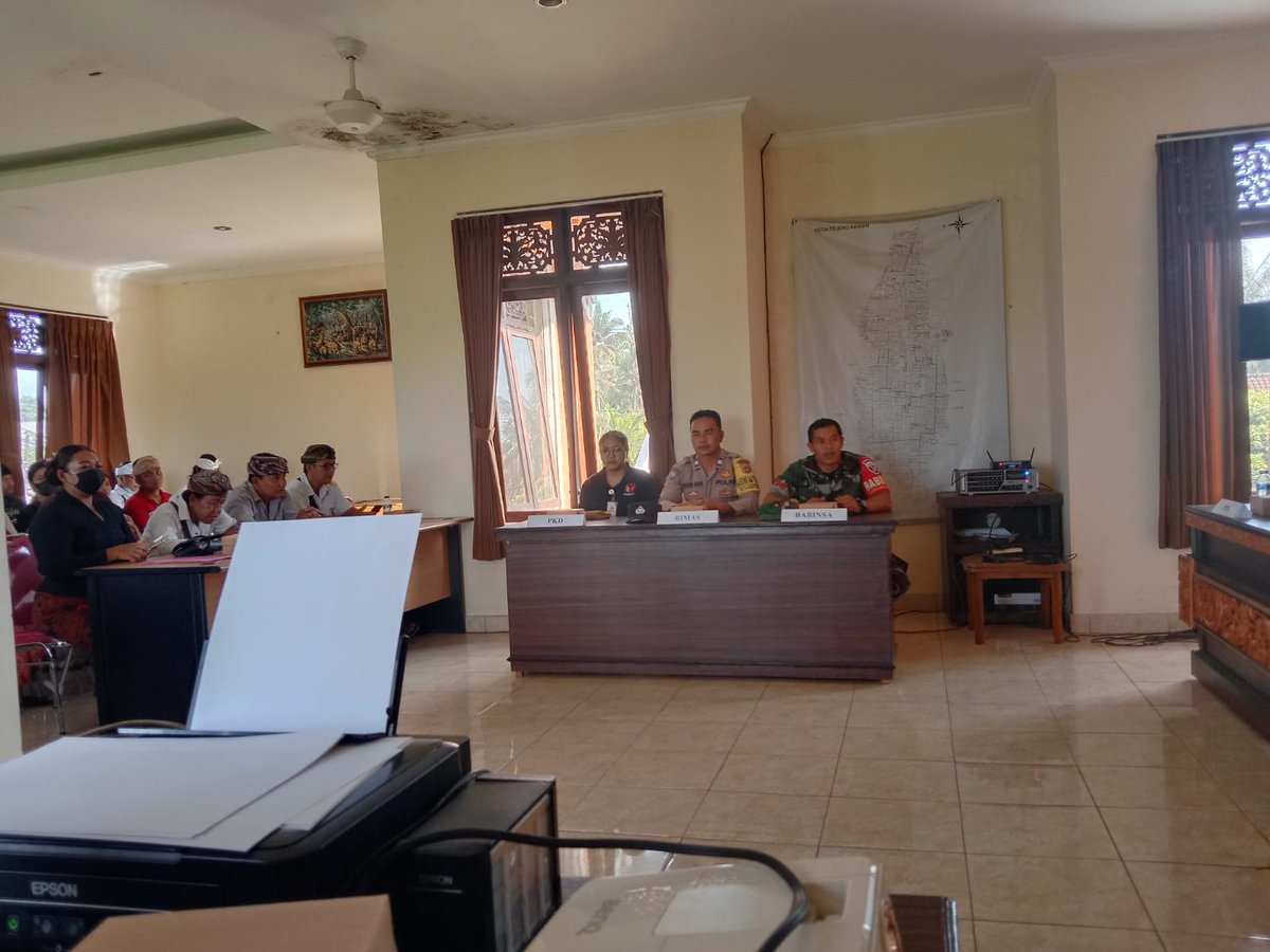 PTampaksiring's tweet photo. JUMAT CURHAT POLSEK TAMPAKSIRING 

Pada hari Jumat  tanggal 26 Januari 2024pkl 09.30 Wita bertempat di Wilayah Kecamatan Tampaksiring, Polsek Tampaksiring Melaksanakan Kegiatan Jumat Curhat /Pengaduan Keliling  Program Kapolres Gianyar Quick Wins Presisi Orti Krama Polres Gianyar https://t.co/h6ja2e6QSg