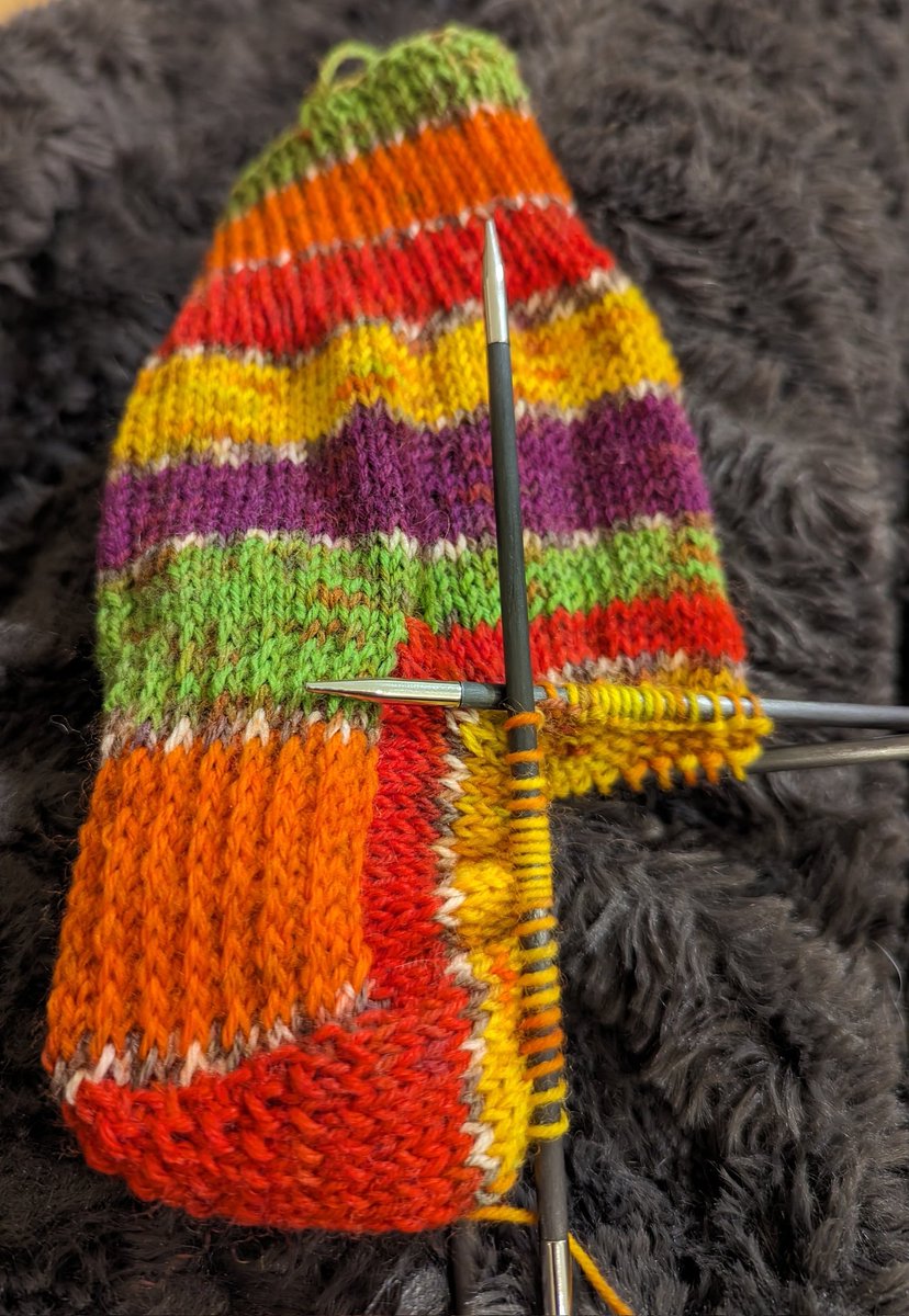 DoveCallKnits's tweet photo. I love a heel-turn. 

#knitting #itscoldoutside #knittingweather #socks https://t.co/sYLfOn70jY