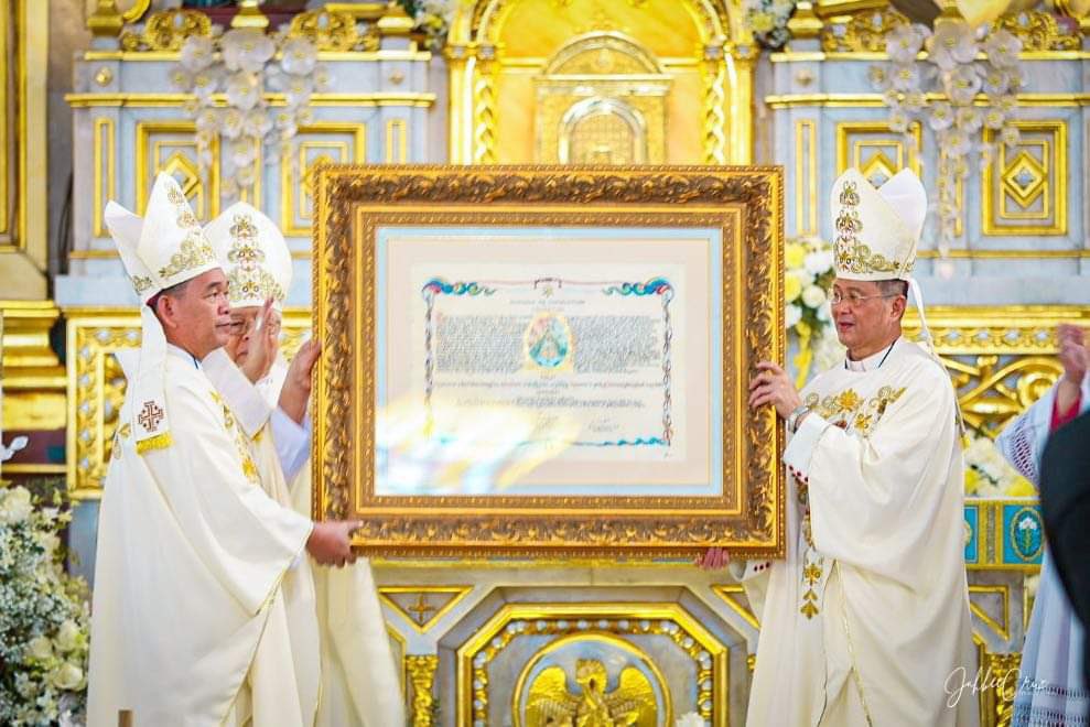 katolikongpinoy's tweet photo. MASDAN: Ang pagdedeklara sa Katedral ng Antipolo bilang kauna-unahang International Shrine mula sa Pilipinas. VIVA LA VIGREN! Ave Regina Pacis! โค๏ธ
#SolemnDeclaration #InternationalShrine #AntipoloCathedral
๐ธ Kuya Jahbee Cruz https://t.co/J0V3N2ZKKe