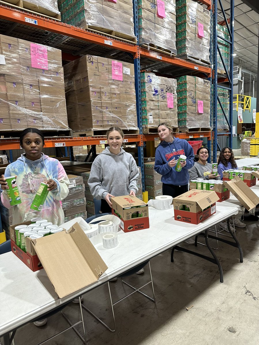 Dunlap_GirlsBB's tweet photo. Community Service = Team Bonding!  

Very happy to help out at Midwest Food Bank tonight!

🦅🏀❤️ https://t.co/yzmpgf5Ba4