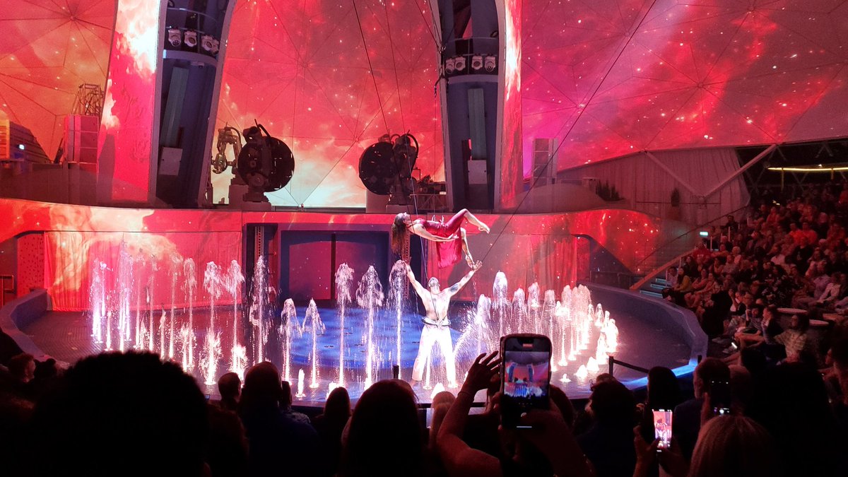 CruiseFever's tweet photo. Incredible job by the AquaTheater team and @NickWeirShowbiz with an amazing show in the AquaDome on #IconoftheSeas! https://t.co/i24XVMonOm