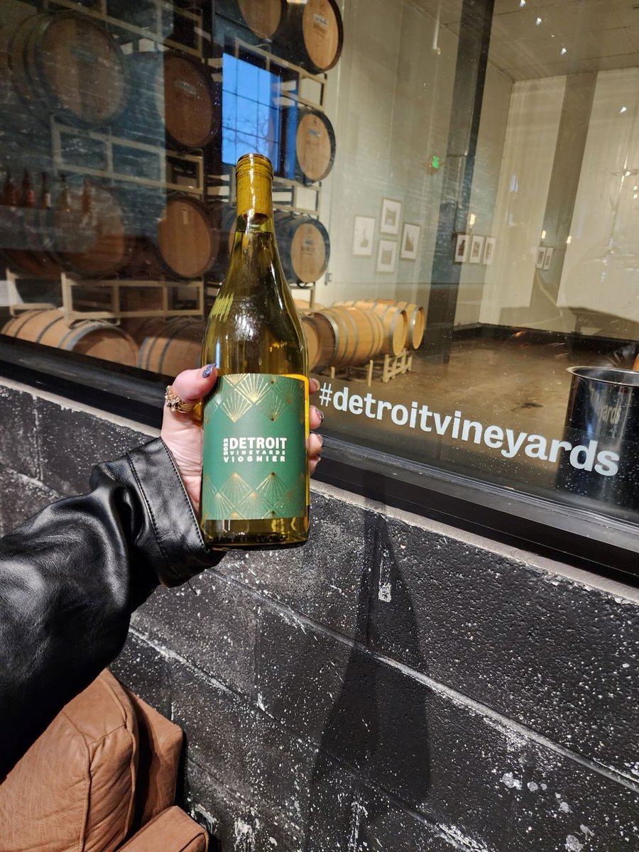We're biased...but totally obsessed with our 2022 Viognier...straight from the Lake MI Shore AVA and the vineyards of Domaine Berrien. This wine is as stellar as they come. 
#PinkSociety #PinkParty #DetroitVineyards #DetroitWine #UrbanWinery #MIWine #DrinkMIWine #MIWineCollab