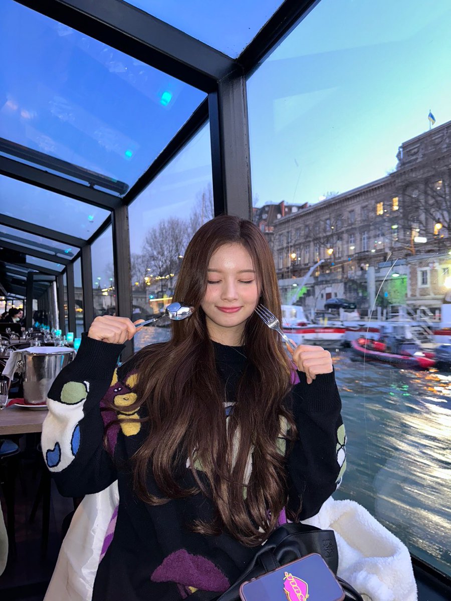 WE_NMIXX's tweet photo. 설윤아!!! 생일축하해!!! 오늘 정말 행복 가득한 하루였으면 좋겠어! 활동 화이팅하자! 💖

#NMIXX #엔믹스
#릴리 #LILY
#설레고_떨리는_설윤DAY https://t.co/9dwBvZPG8q