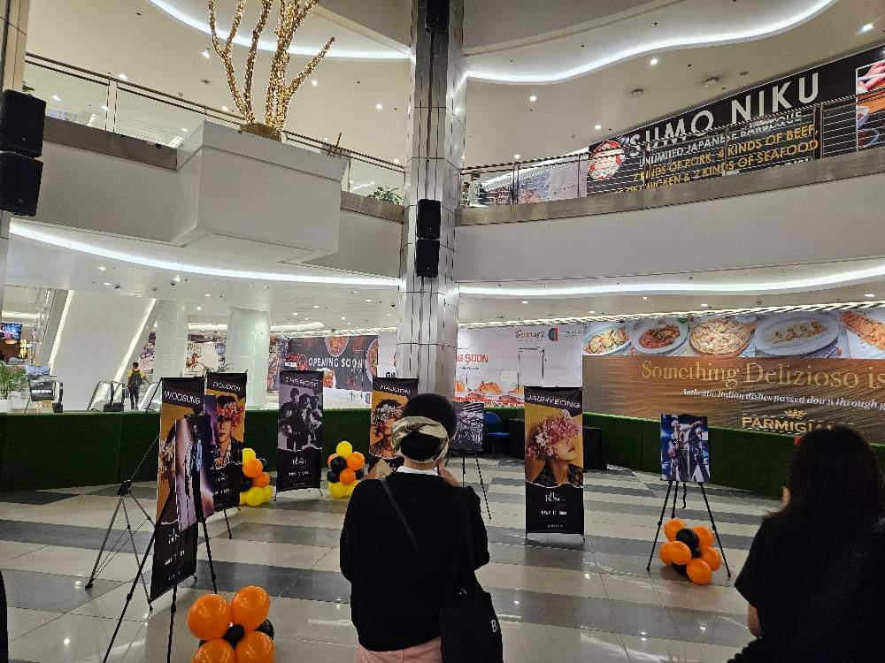 PHTheRose_0803's tweet image. Happening right now in fan zone area. Flag signing and claiming of cloth and hand banner!

#TheRoseInManila #DawnToDuskTourInManila