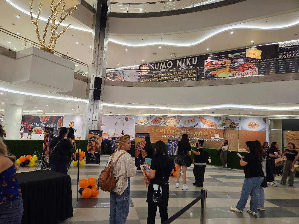 PHTheRose_0803's tweet image. Happening right now in fan zone area. Flag signing and claiming of cloth and hand banner!

#TheRoseInManila #DawnToDuskTourInManila