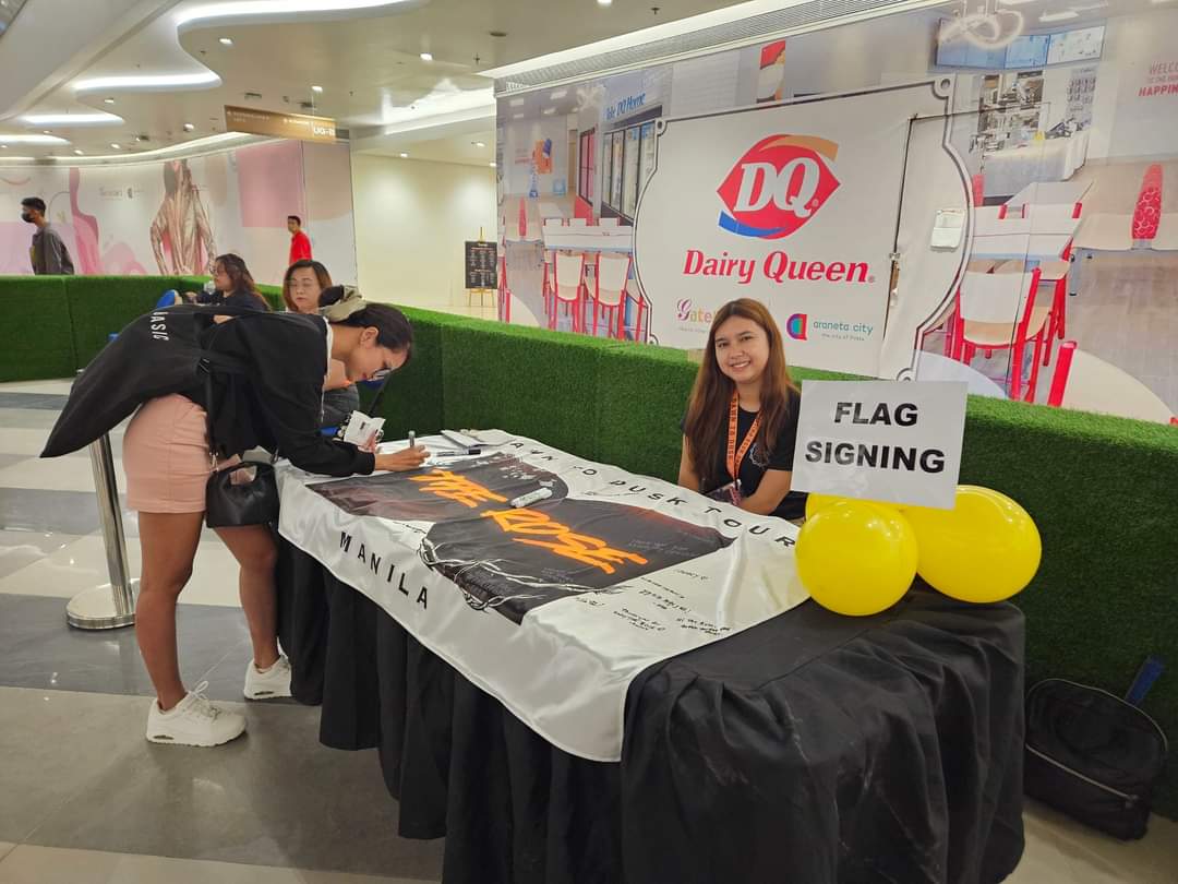 PHTheRose_0803's tweet image. Happening right now in fan zone area. Flag signing and claiming of cloth and hand banner!

#TheRoseInManila #DawnToDuskTourInManila