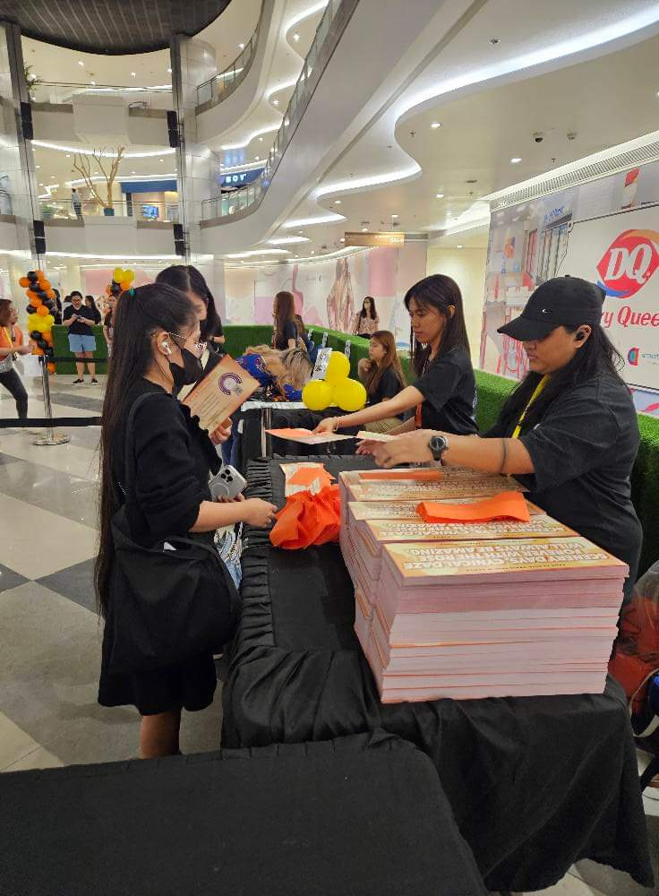 PHTheRose_0803's tweet image. Happening right now in fan zone area. Flag signing and claiming of cloth and hand banner!

#TheRoseInManila #DawnToDuskTourInManila