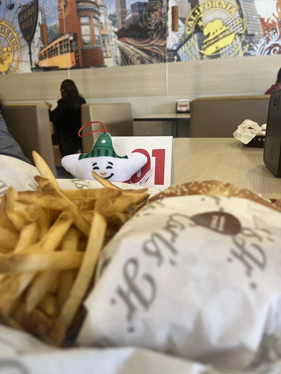 Bouquetismo's tweet photo. ¿Se acuerdan de las fotos que subió @Chivas para promocionar a CarlsJr?

En ambas fotos se ve de fondo “CALIFORNIA”, en donde juegaban ‘Chicharito’ y Vela. En una imagen está el 41 en la mesa, el 14 de ‘Chicharito’ al revés. En la otra se ve el 01, ¿el 10 de Vela al revés? 👀 https://t.co/An20KhmQua