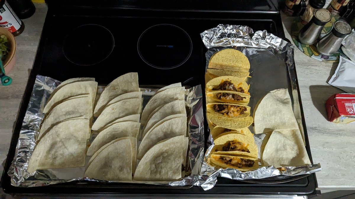 CamillaScarlet_'s tweet photo. Tonight during #CookingCami stream we made TACOS and Apple Pie filled Cinnamon Muffins! #CamiCookingArc #CamiEats #Cami飯 https://t.co/L4NFLxJRYj