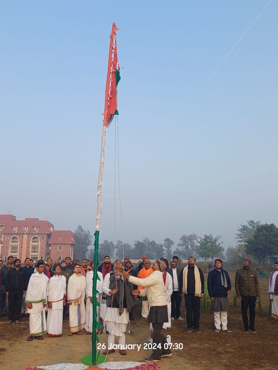 RSSorg's tweet photo. गणतंत्र दिवस के अवसर पर माननीय सरकार्यवाह दत्तात्रेय होसबाले जी ने दी आर्ट ऑफ लिविंग इंटरनेशनल सेंटर बोधगया, में राष्ट्रीय ध्वज फहराया. इस अवसर पर उन्��ोंने कहा कि स्वतंत्रता, बंधुता, समानता और न्याय, ये चार आधार अपने गणतंत्र के हैं. https://t.co/TspWAs4eVN