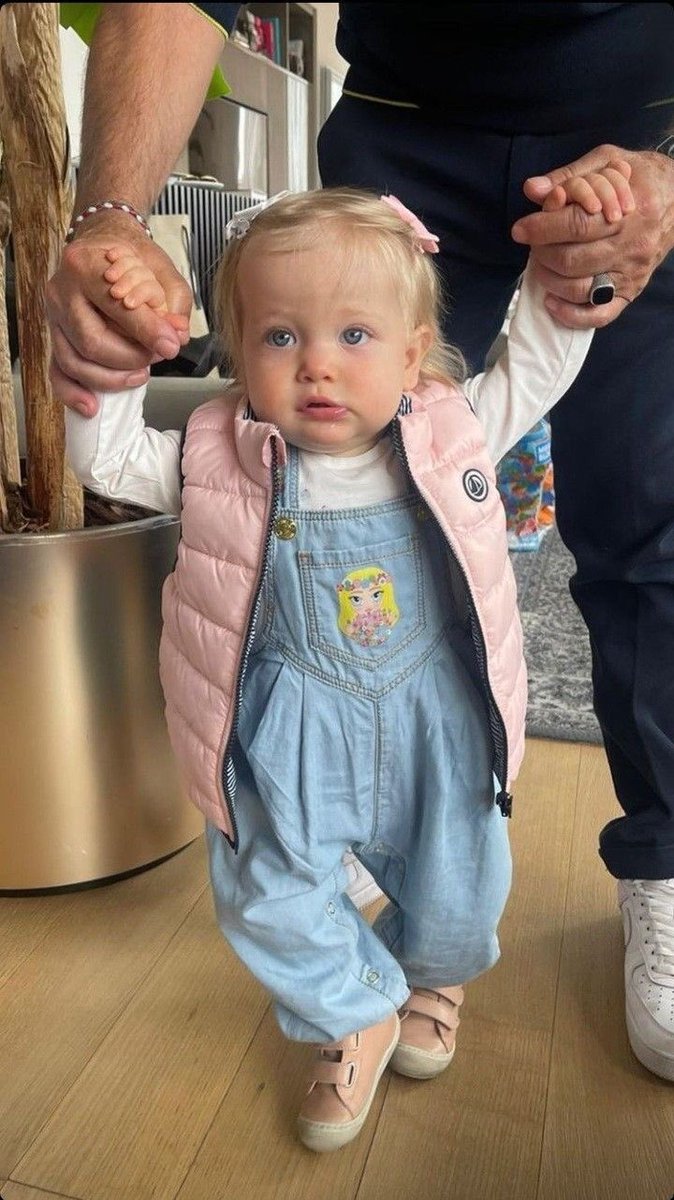 hanbellerin's tweet photo. oi pessual, o meu papai me arrumou igual uma bonequinha hoje 💕 https://t.co/58RnRontRo