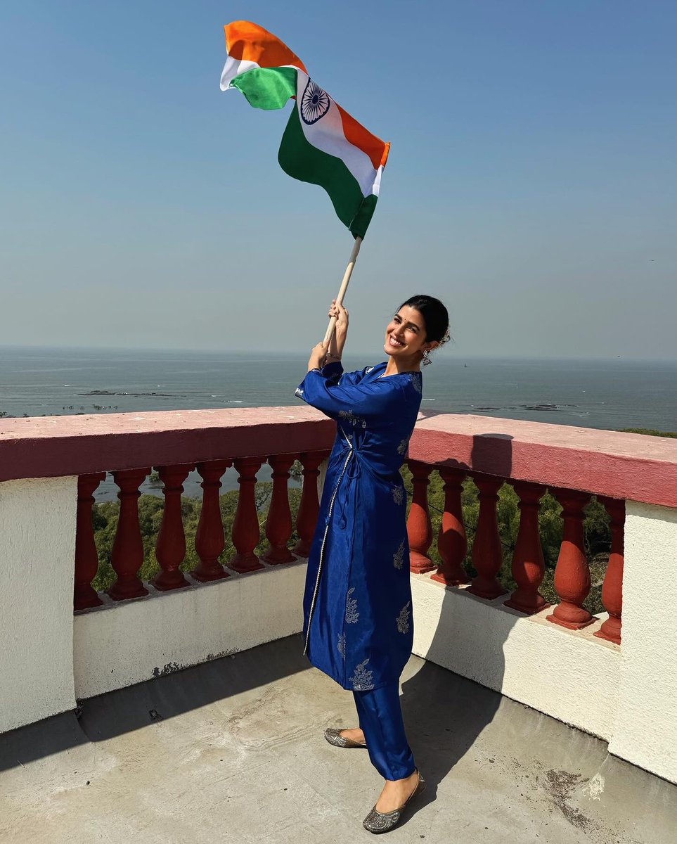 Celebrating our values of diversity, justice, liberty and equality as a sovereign republic. A proud day as a proud Indian citizen reflecting upon our relentless journey towards progress and inclusivity. Happy 75th Republic Day!! 🇮🇳🙏🏼🫡 #JaiHind गणतंत्र दिवस की सभी देशवासियों…