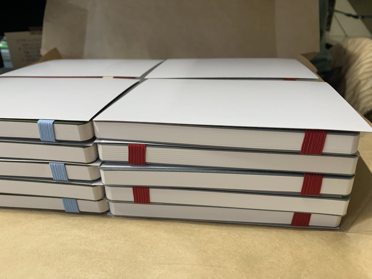 booknote_tokyo's tweet image. 展示会先行分が上がってきました。
ハトメ跡が他に影響しないように合い紙を入れてくれています。
鈴木製本さん（@suzuki_seihon ）丁寧なお仕事でご協力感謝です🙏
　#yokobon
　#yokobonスケッチノート