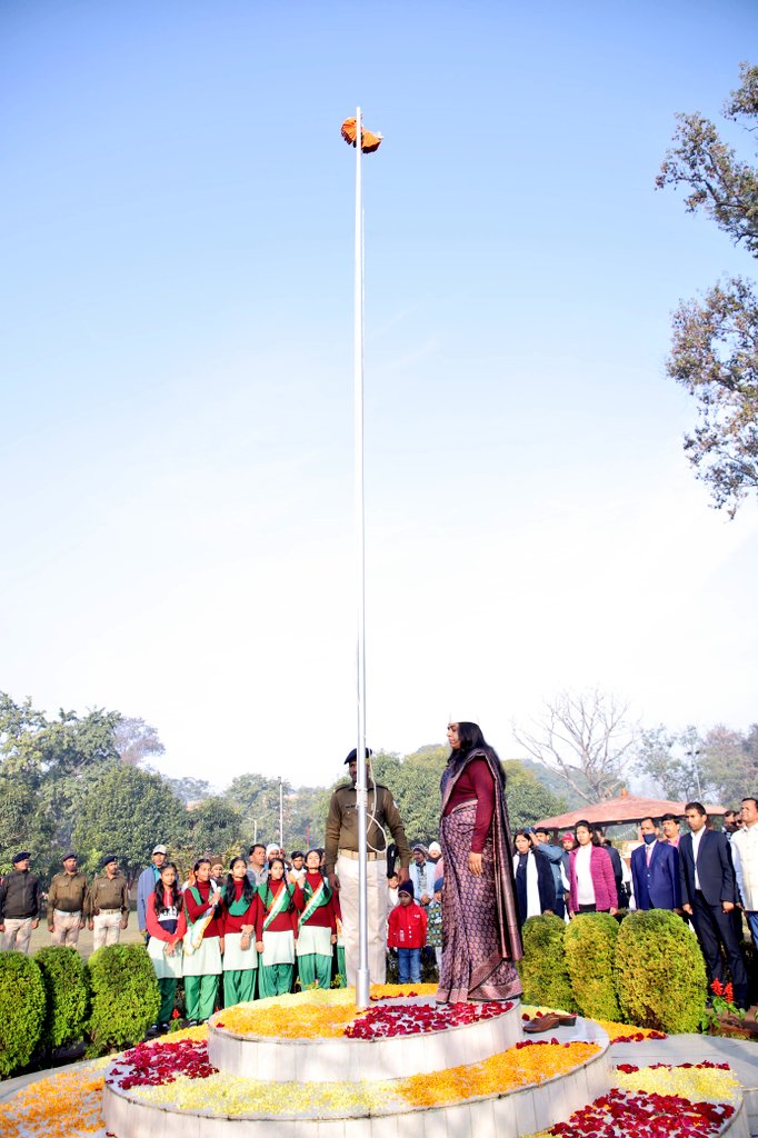 आज अपने आवासीय परिसर में 75 वें गणतंत्र दिवस के शुभ अवसर पर झंडोत्तोलन किया। समस्त जिलेवासियों को गणतंत्र दिवस की हार्दिक शुभकामनाएं।