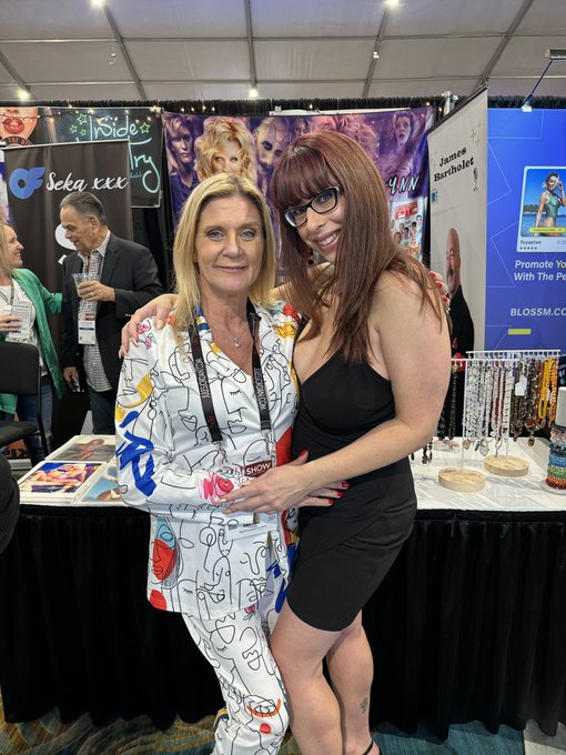 I had so much fun today at The Adult Entertainment Expo!! 🖤😜🔥 #LasVegas #resortsworld #pornstars https://t<a href="/tag/lasvegas"class="tags"><span>#lasvegas</span></a><a href="/tag/pornstars"class="tags"><span>#pornstars</span></a><a href="/tag/resortsworld"class="tags"><span>#resortsworld</span></a>