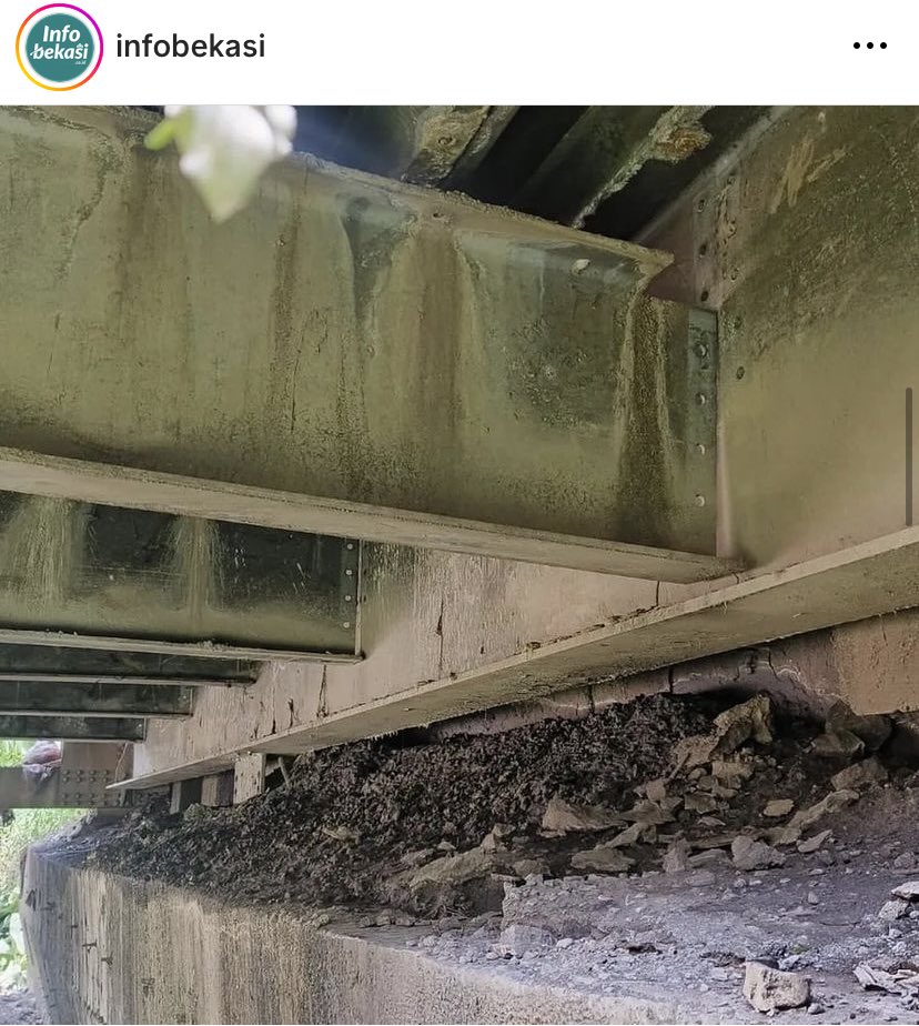 txtdrbekasi's tweet photo. ‼️Jembatan Cipendawa Arah Jatiasih - Cipendawa Ditutup Sementara‼️

Dikarenakan jembatan ambles dan baut hilang dicuri.

Ngeri bat aseli https://t.co/7TW1XUrTJU