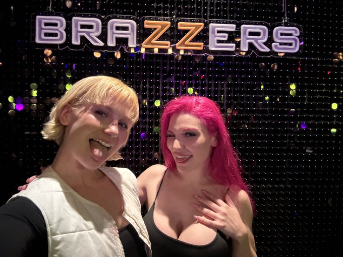 After taking this photo I used ice tongs to eat mashed potatoes in bed @LilyLouOfficial https://t.co<a href="/tag/mvsales"class="tags"><span>#mvsales</span></a>