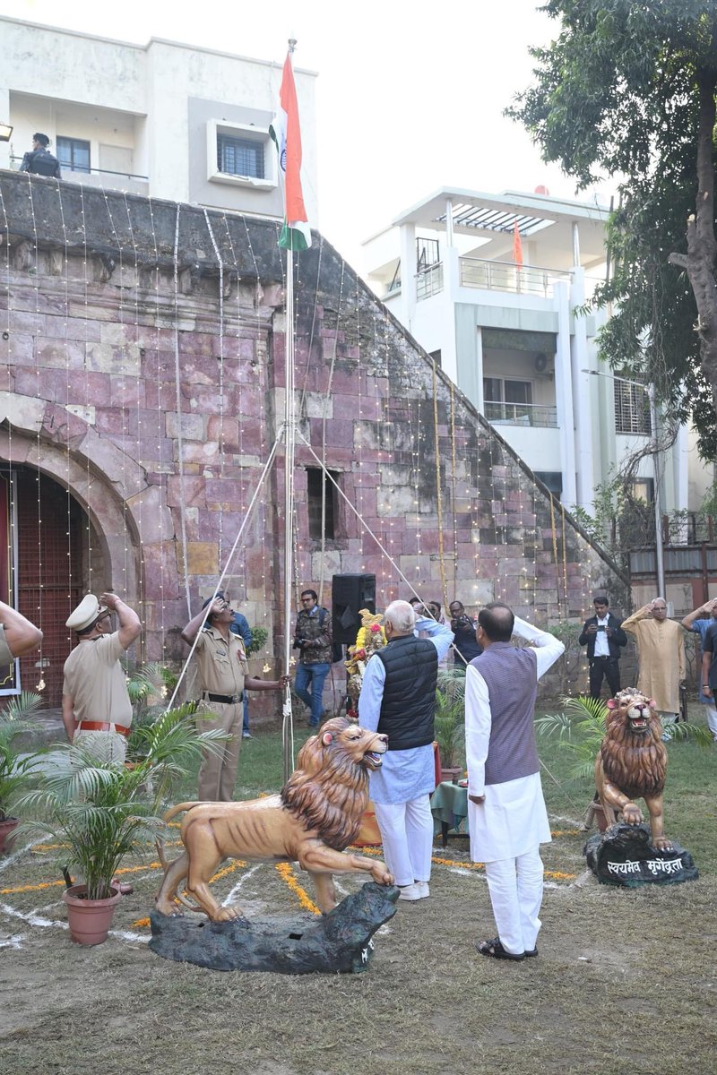 आज गणतंत्र दिवस के शुभ अवसर पर संघ कार्यालय महल (नागपुर) में आयोजित कार्यक्रम में सरसंघचालक डॉ. मोहन भागवत जी ने राष्ट्रीय ध्वज फहराया।