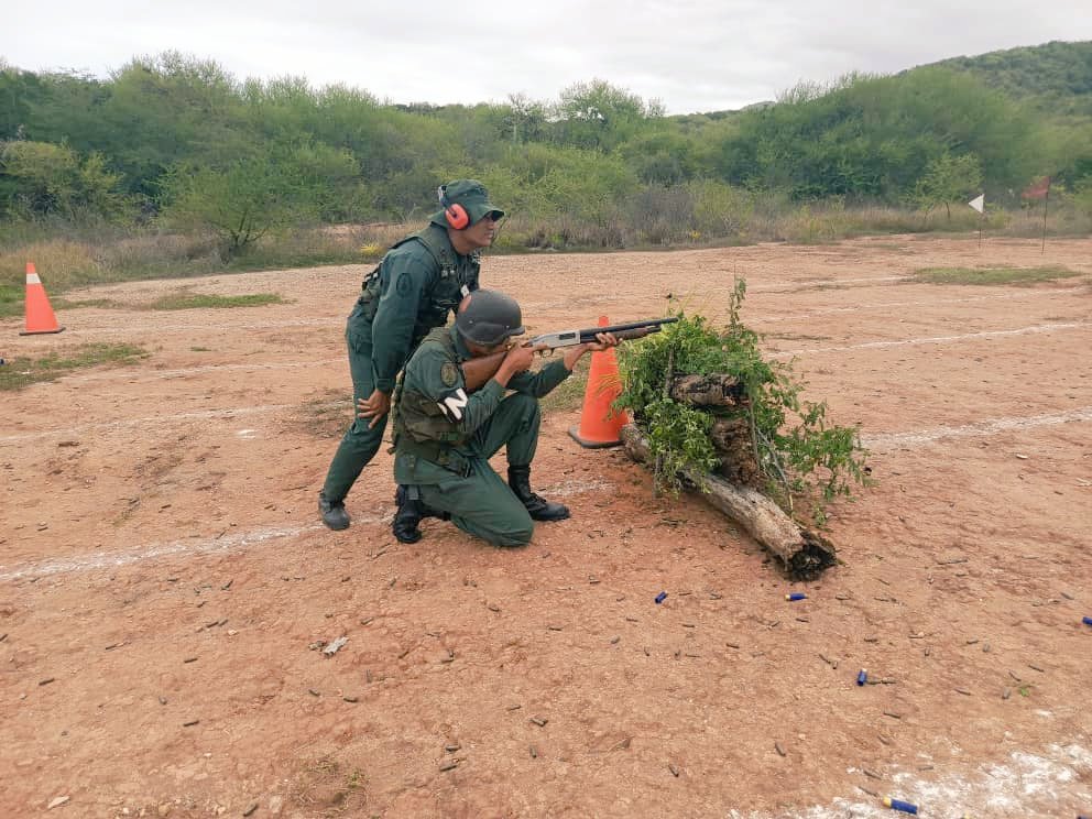 Hoy en la instalaciones del poligono del <a href="/Canlo_Oficial/">CANLO SUCRE</a> se efectuó el ejercicio de tiro con armas mixta con Escopeta Calibre 12 m.m al personal de Alumnos pertenecientes al Curso de Formación para Tropa Profesional "TTE PEDRO CAMEJO"