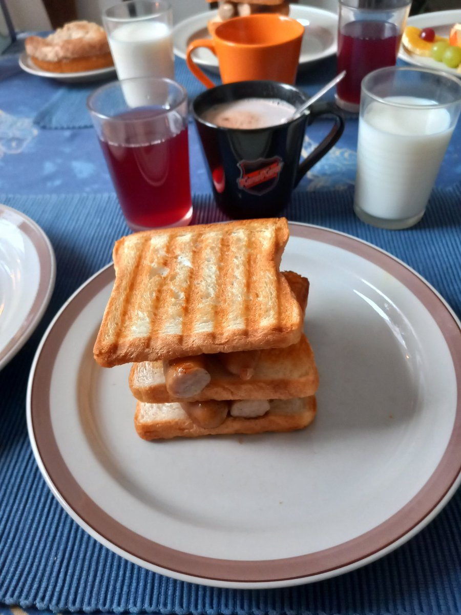 JuhaTenhonen's tweet photo. Koska poika meni kouluun vasta puoliltapäivin, ni #äijäbrunssi #diy #kerroshotdog #Snellman #cheddar #linkosuo #juustopaahto molemmat #punalappusii #hetelmii #riitanherkku #omenavaniljapiirakka #punalappusii https://t.co/yz1lwkKHvM