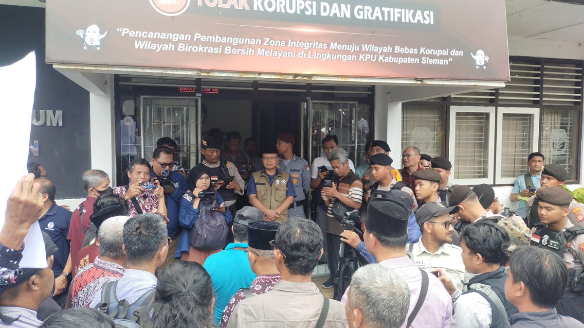 merapi_uncover's tweet photo. Suasana KPU Sleman siang ini paska viralnya Snack layatan kemarin | @risalnrchyo https://t.co/kSLNT7YfqR