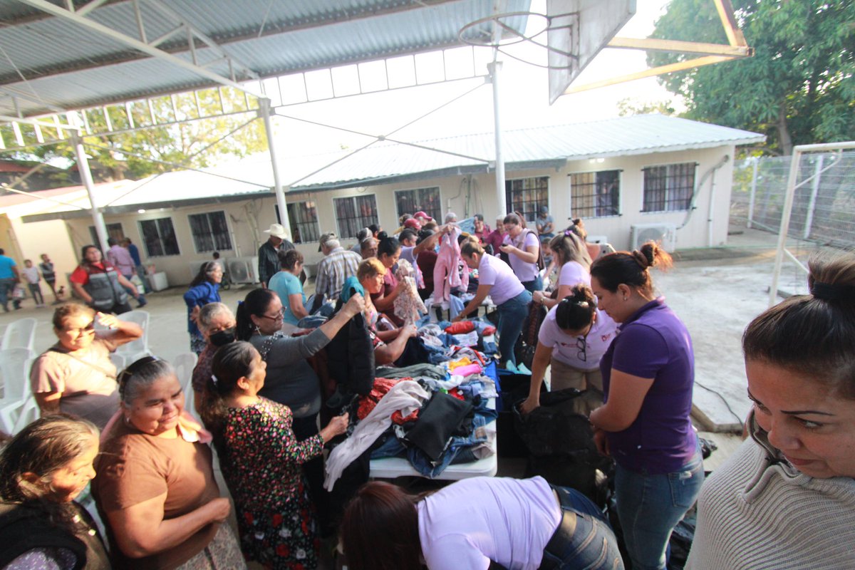DifAltamira4T's tweet photo. Nuestras damas voluntarias del sistema DIF llevaron a cabo una visita a la zona rural en el Ejido El Fuerte para obsequiar ropa de ocasión a los habitantes de la comunidad, este gesto solidario no solo abriga cuerpos, sino también corazones, demostrando que la generosidad. 🙌🏻✨ https://t.co/0kqo3yomY5