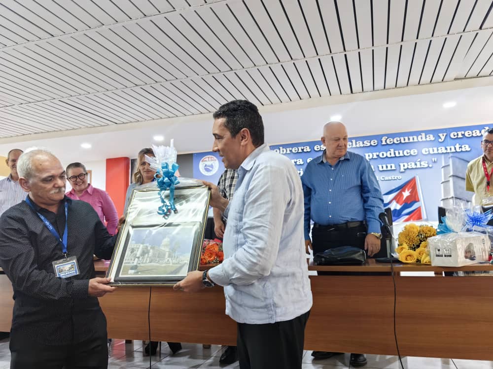 Concluyó 2da Conf. del Sind. Nac. d Trabajadores Transp. y Puertos con una evaluación crítica q posicionó lo retos d un sector q transversaliza la economía d #Cuba🇨🇺. Elegida <a href="/LabradaKatia/">Katia Labrada vidal</a> como nueva Sec. Gral. El reconocimiento a <a href="/FerminIraola/">Fermín Umpierre Iraola</a>. #Aniversario85CTC #FielesAlLegado