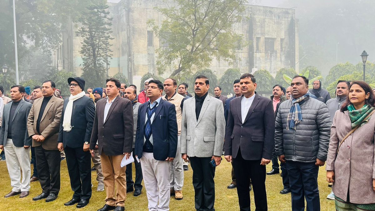 "गन्ना विकास विभाग द्वारा 75वां गणतन्त्र दिवस समारोह हर्षोल्लास से मनाया गया
*चीनी उद्योग एवम् गन्ना विकास विभाग की प्रमुख सचिव,वीना कुमारी ने झण्डा रोहण किया
*राष्ट्रीय गान के पश्चात् प्रमुख सचिव महोदया द्वारा विभागीय अधिकारियों एवं कार्मिकों को भारतीय गणतन्त्र का संकल्प दिलाया