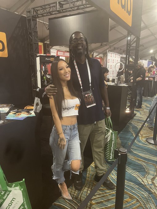 Picture from day 2 of the avn expo https://t.co/kePOKGL4UN