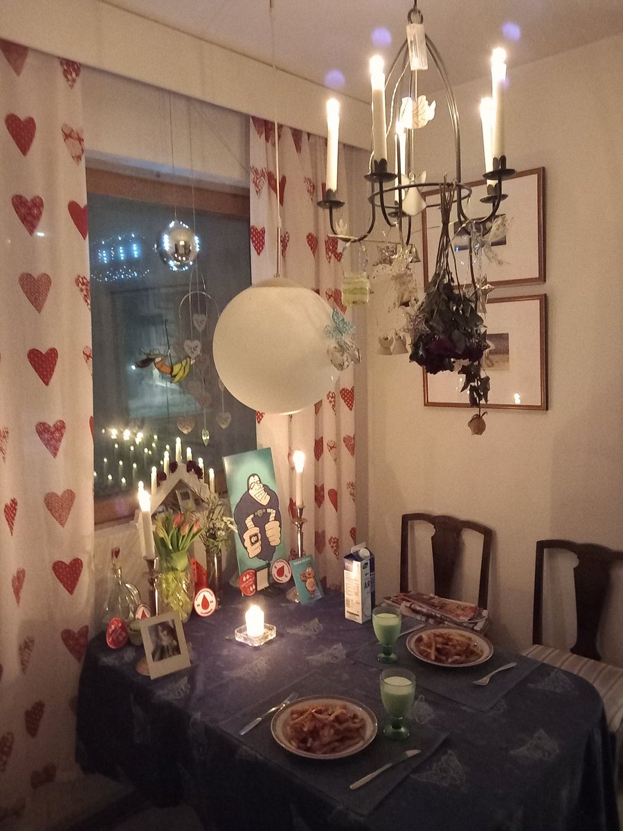 JuhaTenhonen's tweet photo. #äijäillallinen #makkaraperunat #mape #atria #wilhelm #carolinareaperchili #punalappusii #tunnelma #kynttilät #kukatkertovatenemmänkuintuhatsanaa #tulppaanit #punainen #rakkaudentunnustus #kosinta #uneksinsinusta https://t.co/UAibPSV45C