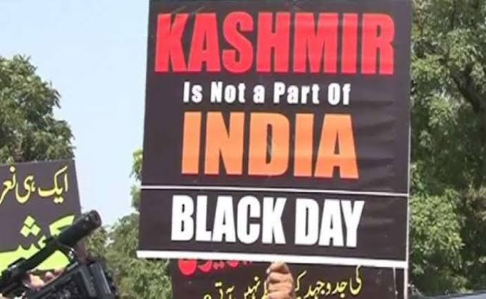 Jammu and Kashmir residents, including those on both sides of the  #LOC, are observing #IndianRepublicDay as a #BlackDay, expressing strong indignation and protest against the prolonged Indian subjugation of #IIOJK.

This year, enraged Kashmiris are observing Indian Republic Day…