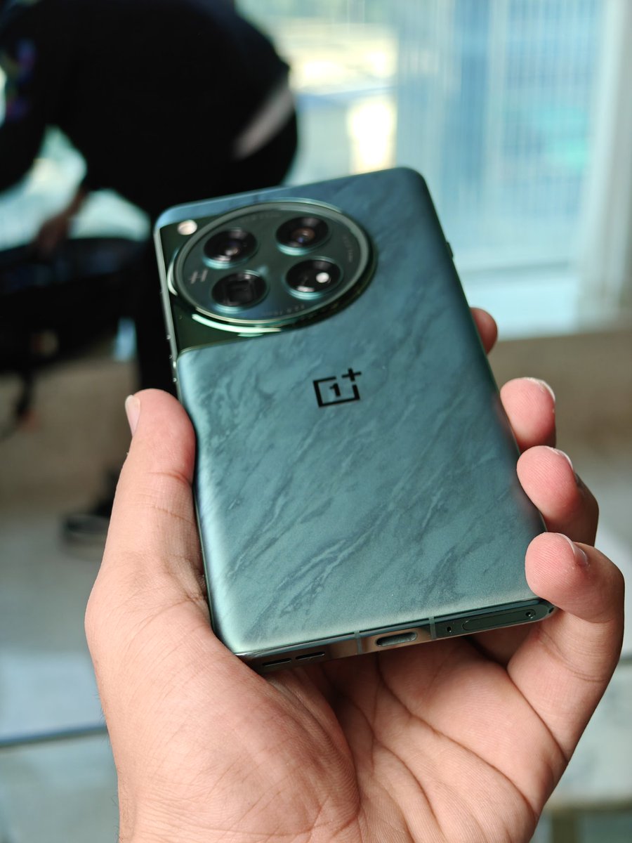Photos can't do justice to the design of the #OnePlus12 in Flowy Emerald. 

It needs to be appreciated in person. Such exquisite craftsmanship, you would not want to put a case on it.

#ShotonOnePlus