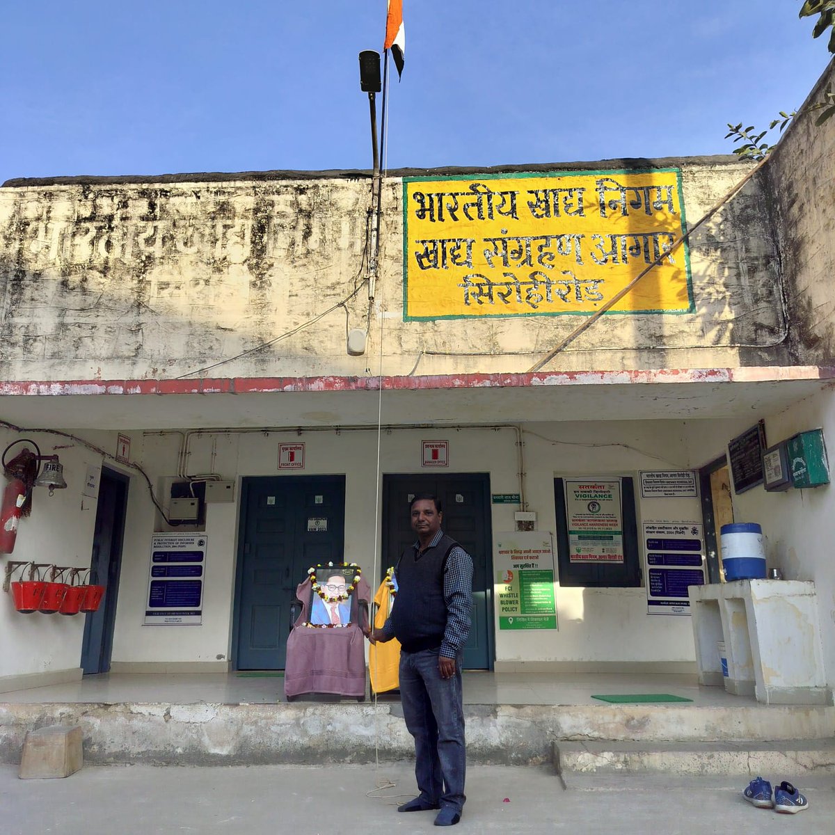 fcisirohiroad's tweet photo. भारतीय खाद्य निगम सिरोही रोड़ डिपो पर 75वें गणतंत्र दिवस के उपलक्ष में प्रबंधक डिपो द्वारा झंडारोहण किया गया तथा सभी देश वासियों को हार्दिक शुभकामनाएं दी ।
#RepublicDay2024 #pindwara #sirohi 
@Sirohikiaawaz @jagruktimes 
@rpbreakingnews @udai https://t.co/TNbuonlbLC