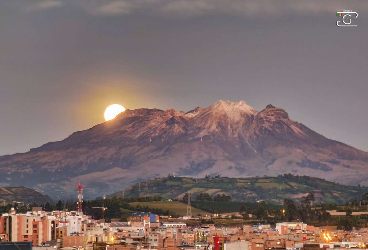javierguanchap's tweet photo. 🌋⚡️Amaneceres que nos recargan de energía. 

La luna se esconde detrás el #VolcánCumbal mientra el sol se asoma a mis espaldas.

📱📸 Tomada desde la linda ciudad de #Ipiales. https://t.co/2xuMr1Byuf