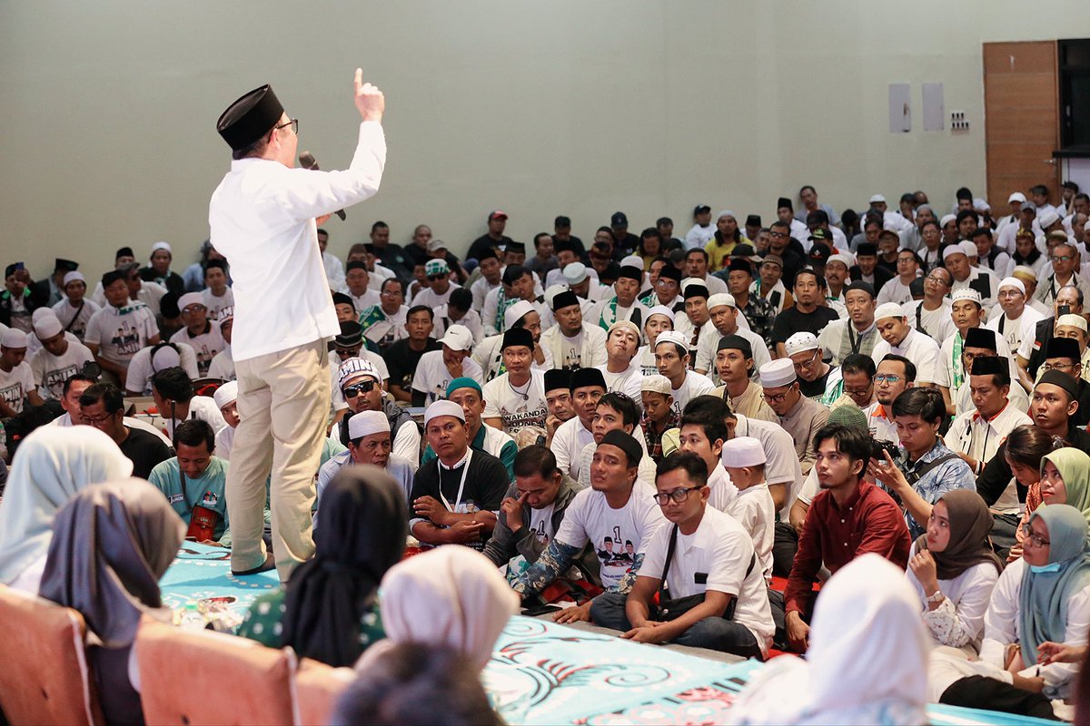 cakimiNOW's tweet photo. Banyak yang bilang AMIN intoleran dan tidak pro kebhinekaan. Semua tuduhan itu salah!

Dari Bali saya tegaskan, AMIN sangat peduli toleransi beragama. Andai dada saya dan mas Anies dibelah, maka isinya adalah Merah Putih, NKRI Harga Mati!

Kami berdua adalah garda terdepan santri untuk kebhinekaan dan persatuan bangsa. Terimakasih warga Bali sudah menerima AMIN. Terimakasih sudah komitmen bersama AMIN mewujudkan perubahan.

Bali Satu Suara Untuk AMIN!
#AMINajaDulu