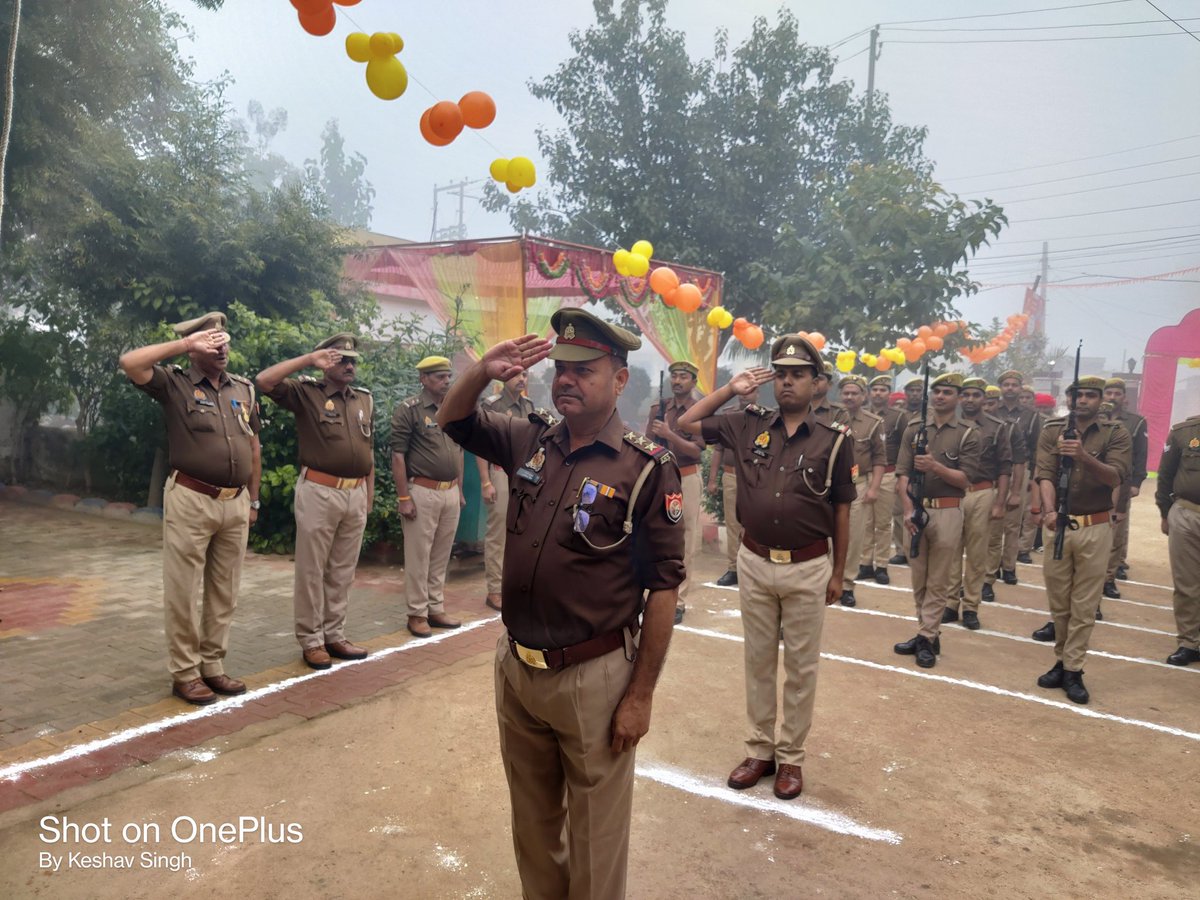 ErachPolice's tweet photo. #भारत के गौरव एवं अस्मिता का प्रतीक #राष्ट्रीय_पर्व 75वें #गणतंत्र_दिवस के अवसर पर थाना एरच जनपद झाँसी पर ध्वजारोहण कर #राष्ट्रीय_ध्वज को सलामी दी गई एवं समस्त अधि०/कर्म०को संविधान में उल्लिखित संकल्प की शपथ दिलाई गई l  @Uppolice @jhansipolice https://t.co/1SegSOe8BZ