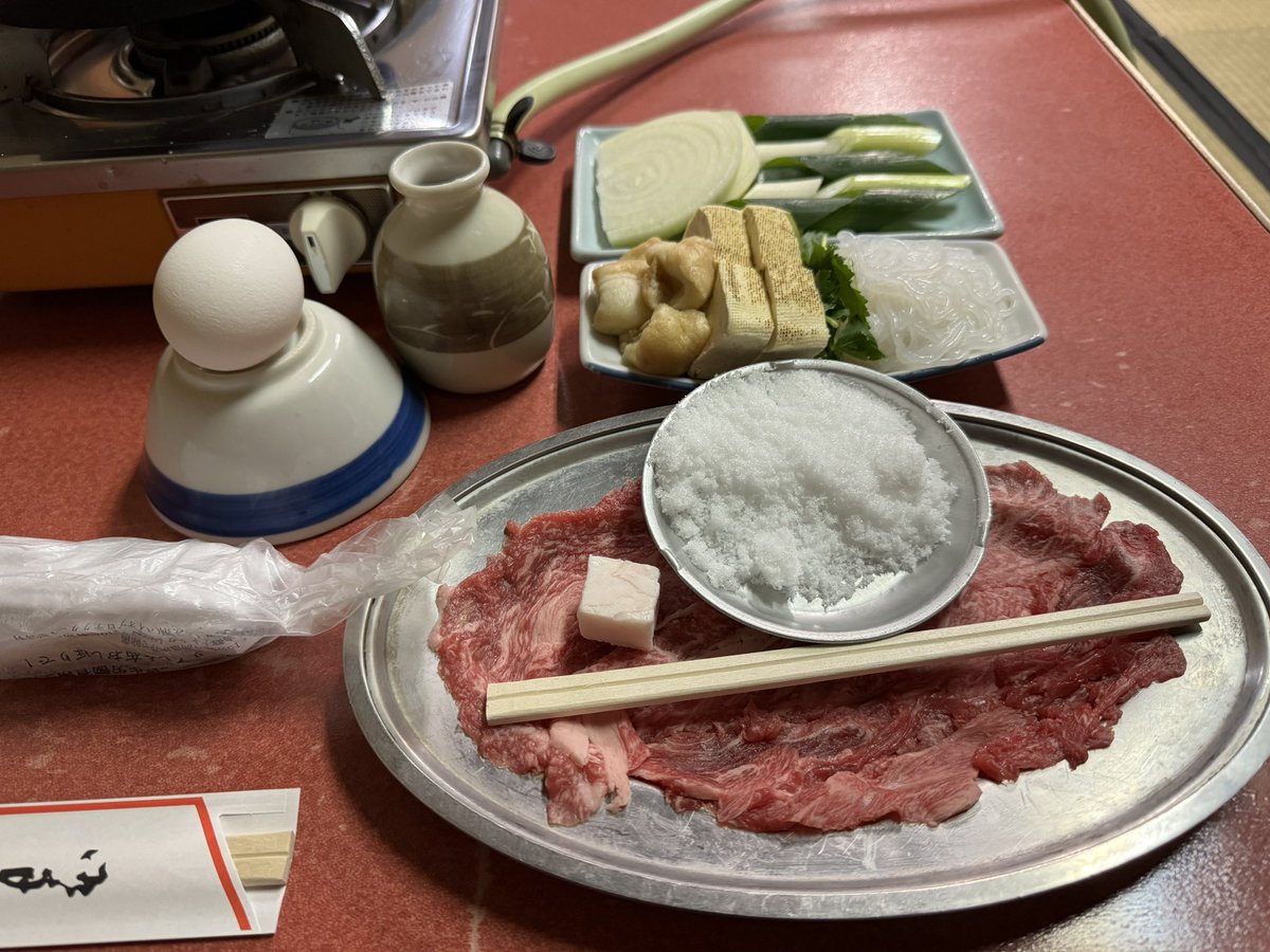 Anti_Snobbish's tweet photo. 30年以上ぶりのキムラで1人すき焼き。��日のすき焼きランチは2,200円とお徳です。なんか作り方があって説明受けたけど一切無視して作りましたw https://t.co/bSbTlBHG4c