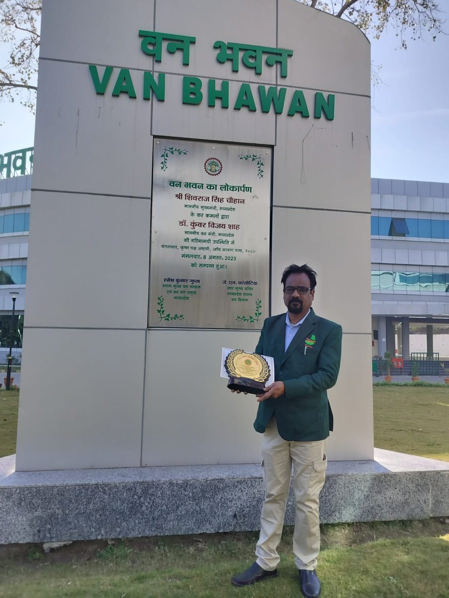 🇮🇳 #KanhaTigerReserve proudly celebrates #RepublicDay! 🐅 RFO Sh. @AwaseJeetendra & staff Sh. Naveen Mishra, recognized for outstanding dedication. 🏆 Felicitated at #VANBHAVAN Bhopal by PCCF & Hoff and CWLW, they epitomize commitment to duty. 👏 #ConservationHeroes