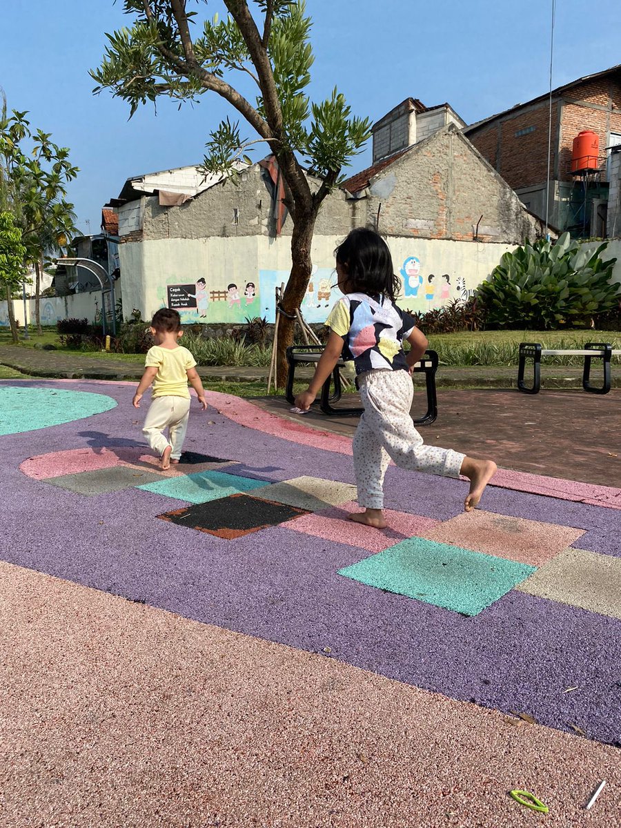 evitnr's tweet photo. Sbagai warga ceger jaktim mentok ak bingung kok pas pny ponakan dan anak tau2 di daerah rmh ada banyak taman yah??? Dulu pas SD maennya di lapangan luas tp masih tanah merah doang adanyaa😭

Mksi pa anis baru tau Taman Maju Bersama ada banyak di jkt🥲 https://t.co/0rFstQCQRQ