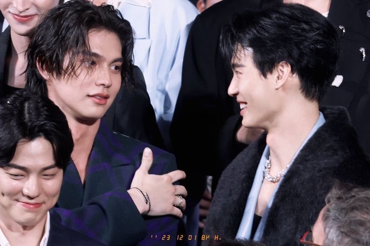 junebluemoon's tweet photo. them🫣 https://t.co/zyzsVLBKZO