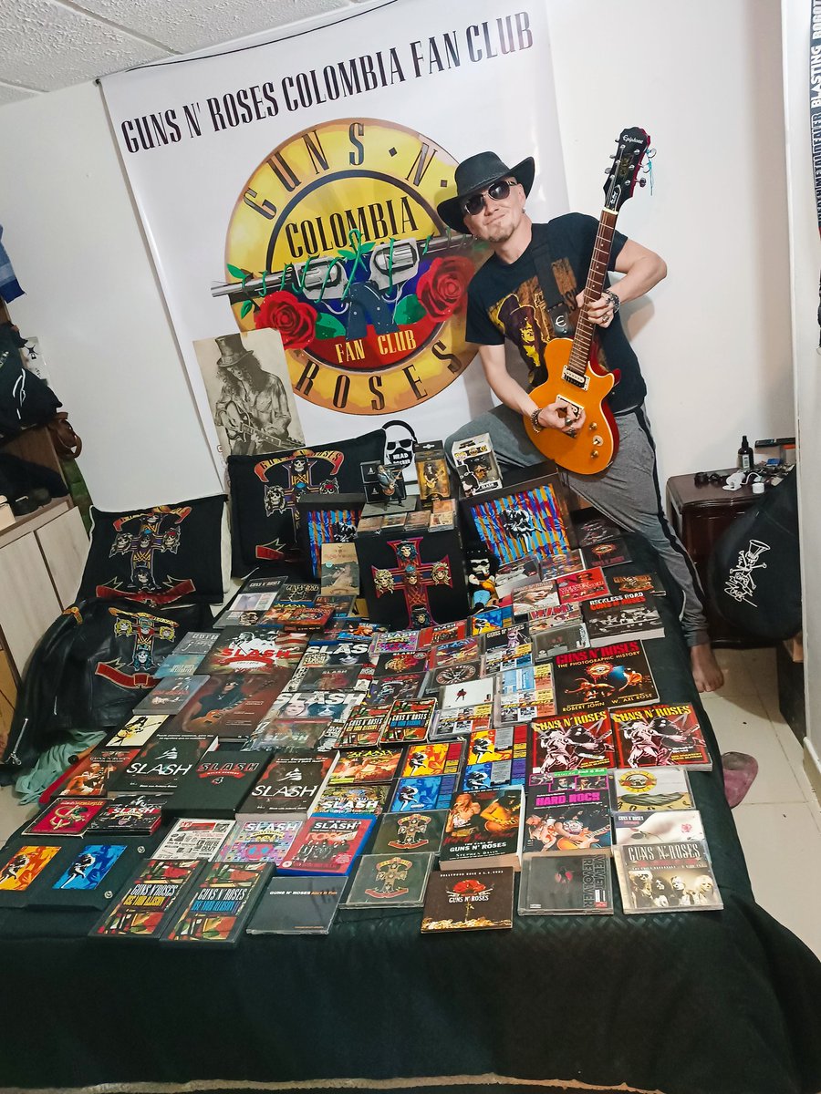 HEADROCKER1's tweet photo. @musictrendscol @SlashArmyColomb He sido fan de este greñudo desde que tengo uso de razón, a través de sus diferentes proyectos ...(G.N'R.), VELVET REVOLVER, SLASH'S SNAKEPIT,SLASH'S BLUESBALL, y por supuesto SMKC.
Así haya tocado con rubias pop, yo lo perdono, viajaria mil veces más para verte @Slash
Te amo ! https://t.co/xGxJIR8PsY