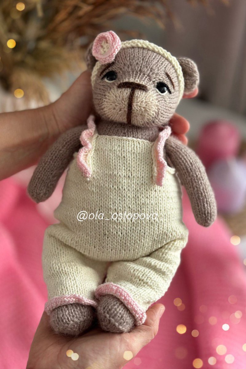 My Little Teddy Bear knitting pattern 
This is a flat knit on two needles, not in a round.
ravelry.com/patterns/libra…
#knittingtwitter #knittedanimals #knitanimals  #knittingdoll #knitpattern #toyknitting #knittoy #knittingtoys #knittedtoy  #knitting #knittedbears