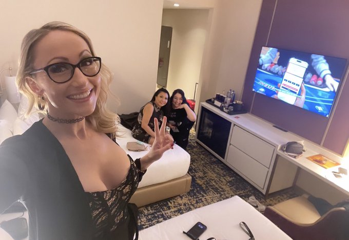Check into the room with my roomies!! My wifey @KrystalDavisXXX and my business manager @Cervantes1127<a href="/tag/freckles"class="tags"><span>#freckles</span></a><a href="/tag/cutemilf"class="tags"><span>#cutemilf</span></a>