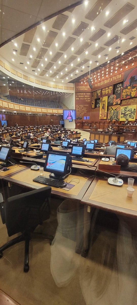 Así estaba la <a href="/AsambleaEcuador/">Asamblea Nacional</a> a las 10h24pm en plena defensa del ex Ministro Esteban Bernal. No trabajan, no escuchan el debate. ¿Cómo votan?