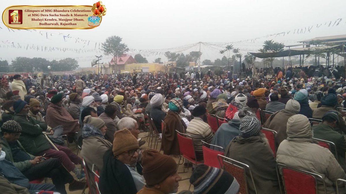 DSSNewsUpdates's tweet photo. Drenching their souls in spiritual delight, the congregation peacefully listens to holy sermons. #MSGBhandara #DeraSachaSauda #SaintDrMSG #RamRahim #IncarnationDay #Celebration https://t.co/9om0zoEaH2