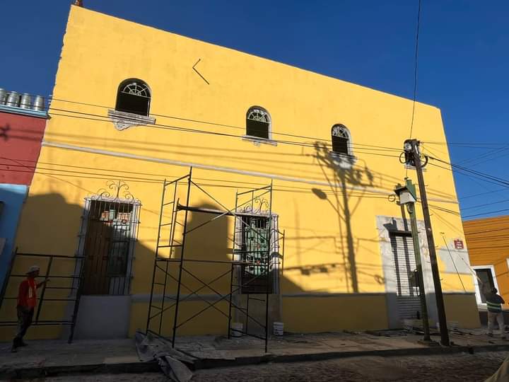 Avance de aplicación de pintura en fachada sur Casa Analco FABUAP, hoy 25 de enero de 2024, Programa de Mejoramiento de Imagen Urbana de barrio de Analco. H. Ayuntamiento de Puebla- Gerencia del Centro Histórico y Patrimonio Cultural 🖐🏾. Muy contentos, gracias